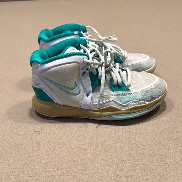 Nike Sue Bird x Kyrie Infinity “Golden Tribute” - Picture 2 of 7